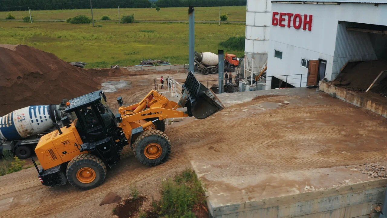 Погрузчик у бетонного узла «Пром-Бетон» с вывеской «БЕТОН» в Больших Горках